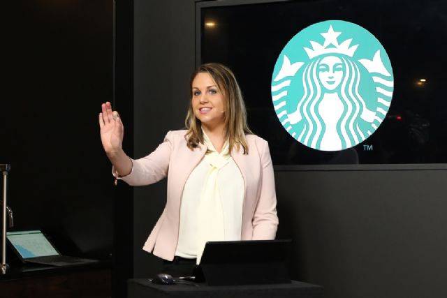 빌드2019 쇼케이스를 통해 스타벅스의 애저 스피어, 커스텀 MCU 등 활용 사례를 설명하고 있는 올리비아 버지스 MS 애저 스피어 파트너 마케팅 리드. [사진=마이크로소프트]