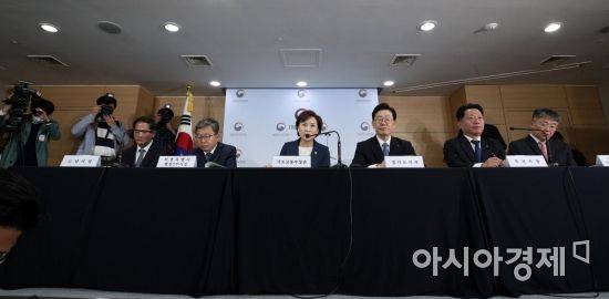김현미 국토교통부 장관이 7일 서울 종로구 정부서울청사에서 수도권 30만호 주택공급 방안에 따른 제3차 신규택지 추진계획을 발표하고 있다. 이 자리에는 최기주 대도시권 광역교통위원회 위원장과 수도권 지자체장 등이 참석했다./김현민 기자 kimhyun81@
