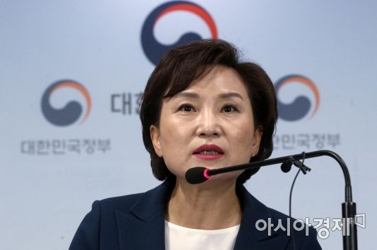 김현미 국토교통부 장관이 7일 서울 종로구 정부서울청사에서 수도권 30만호 주택공급 방안에 따른 제3차 신규택지 추진계획을 발표하고 있다./김현민 기자 kimhyun81@