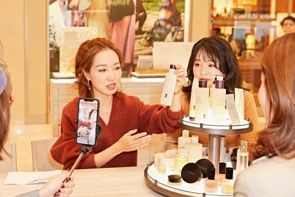 화장품은 의류보다 해외시장 진출에 수월하다. 지난 2월 신세계면세점 연작 매장에 방문한 중국 왕홍 옌거마마./신세계인터내셔날