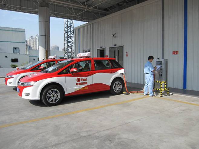 중국 비야디는 지난 2011년부터 선전시에서 선전시와 함께 수천대의 전기택시 사업을 운영 중이다. 택시회사 직원이 BYD 전기차를 충전하고 있다.