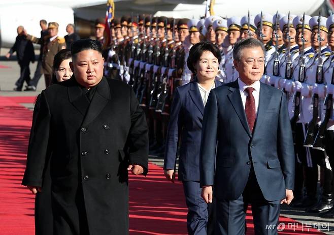 문재인 대통령이 2박3일의 평양 일정을 마치고 백두산 방문을 위해 지난해 9월 20일 오전 삼지연 공항에 도착, 김정은 국무위원장과 의장대를 사열하고 있다. /사진=평양사진공동취재단