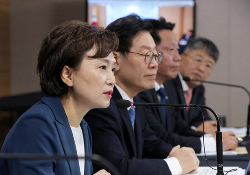 김현미 국토교통부 장관이 7일 오전 서울 종로구 세종로 정부서울청사에서 ''수도권 주택 30만호 공급방안'' 제3차 신규택지 추진계획을 발표하고 있다. 연합뉴스