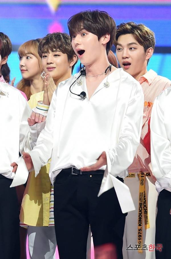 MBC뮤직 '쇼 챔피언' 무대에 오른 뉴이스트 황민현. 사진=조은정 기자 new@hankooki.com