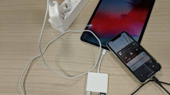 아이패드 에어 11형에 기본 제공되는 18W급 고속충전기. (사진=지디넷코리아)