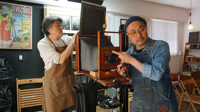 등대사진관 이규열(왼쭉부터) 이창주 실장이 서울 용산구 등대사진관에서 습판사진을 촬영하고 있다. 고경석 기자