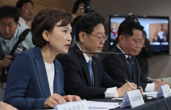 김현미 국토교통부 장관이 7일 오전 서울 종로구 세종로 정부서울청사에서 '수도권 주택 30만호 공급방안' 제3차 신규택지 추진계획을 발표하고 있다. 연합뉴스