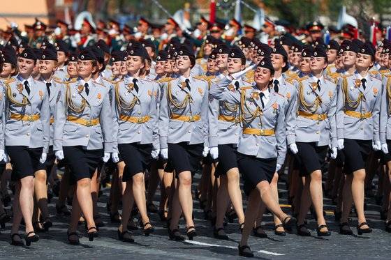 러시아 여군들이 7일(현지시간) 모스크바 붉은광장에서 열린 승전기념일 퍼레이드 리허설에 참가해 행진하고 있다.[신화=연합뉴스]