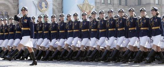 러시아 여군고등학교 학생들이 7일(현지시간) 모스크바 붉은광장에서 열린 승전기념일 퍼레이드 리허설에 참가해 행진하고 있다.[EPA=연합뉴스]