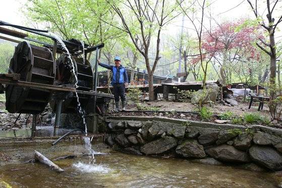 조계산 중턱 보리밥집의 주인 최석두씨. 최씨는 ’3년 전 전기가 들어오기 전까지 물레방아를 돌려 전기를 만들어 썼다“고 말했다. 두 시간 산행 끝에 맛보는 이 집의 보리밥은 문자 그대로 꿀맛이다. 손민호 기자