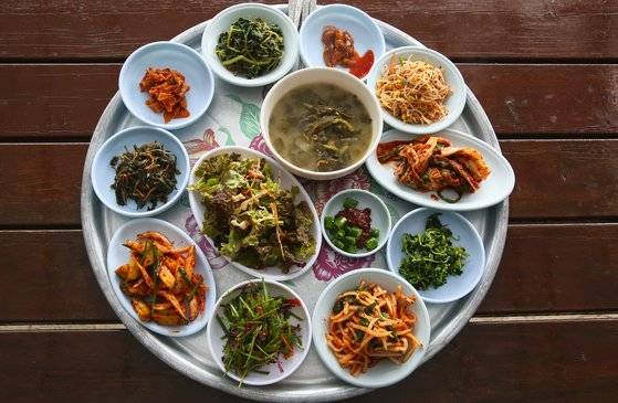 산나물과 텃밭 채소로 가득한 밥상. 이 반찬에 보리밥을 넣고 비비면 산채비빔밥이 된다. 손민호 기자