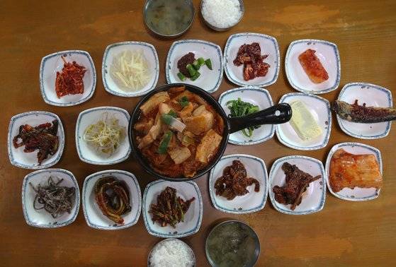 SNS에 자주 등장하는 '진일기사식당' 상차림. 1인 8000원 밥상이다. 손민호 기자