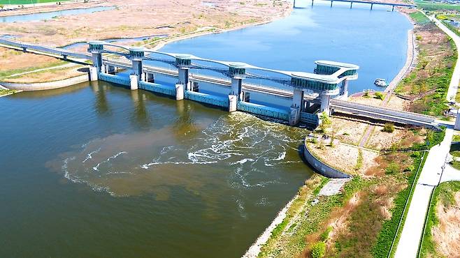 4대강 조사평가 기획위원회에서 철거를 권고한 영산강 죽산보. 환경부 제공