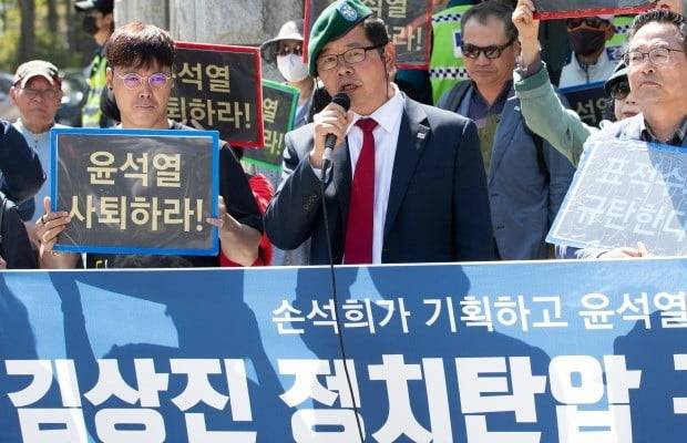 유튜버 김상진씨가 7일 서울중앙지검 앞에서 기자회견을 하고 있다. 사진=연합뉴스