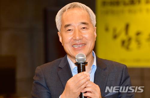 【광주=뉴시스】류형근 기자 = 24일 오후 광주 동구 ACC디자인호텔 2층 연회장에서 5·18민주화운동의 노래 '임을 위한 행진곡 대중화·세계화 사업 설명회'가 열린 가운데 노래를 작곡한 김종률 광주문화재단 사무청장이 인사말을 하고 있다. 2018.04.24 hgryu77@newsis.com