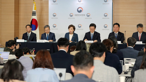 김현미 국토교통부 장관이 지난 7일 오전 종로구 세종로 정부서울청사에서 ‘수도권 주택 30만호 공급방안’의 3차 신규택지 추진 계획을 발표하고 있다. 연합뉴스