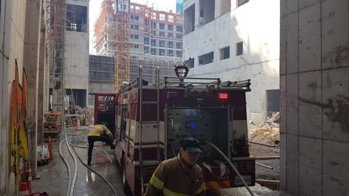 주상복합아파트 공사장 진화 작업 [촬영 최병길]