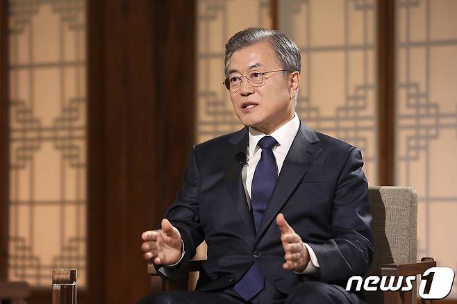 문재인 대통령이 취임 2주년을 하루 앞둔 9일 오후 청와대 상춘재에서 열린 문재인 정부 2년 특집 대담 '대통령에게 묻는다'에서 사회자의 질문에 답변하고 있다.(청와대 제공) 2019.5.9/뉴스1