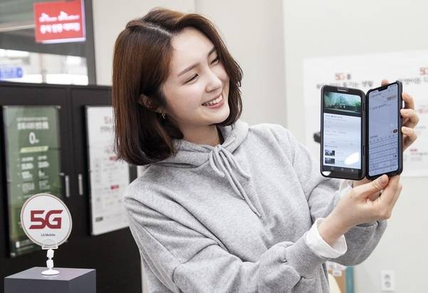통신 3사가 출시한 LG전자 5세대(G) 스마트폰 ‘LG V50 씽큐(ThinQ)’는 듀얼스크린을 통해 두개의 앱을 동시 구현할 수 있다. /SK텔레콤 제공