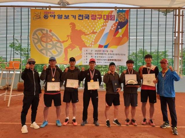 제97회 동아일보기 전국정구대회 남자일반부 개인전 3관왕에 오른 창녕군청 선수단. 창녕군청 제공.
