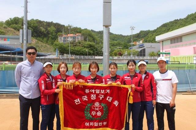 제97회 동아일보기 전국정구대회 여자일반부에서  금메달 4개를 차지한 NH농협은행 선수단. NH농협은행 제공