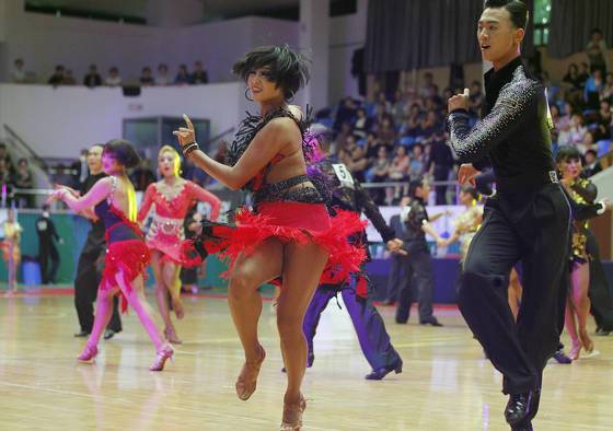 댄스스포츠대회에 참가한 선수들이 화려한 춤사위를 선보이고 있다. 프리랜서 공정식