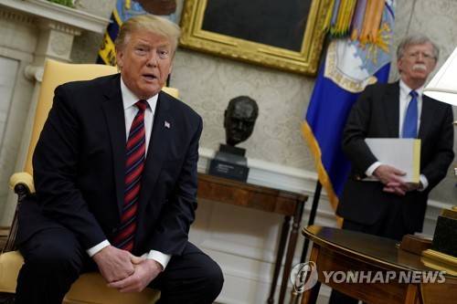 트럼프 대통령(왼쪽)과 볼턴 보좌관 [로이터=연합뉴스 자료사진]