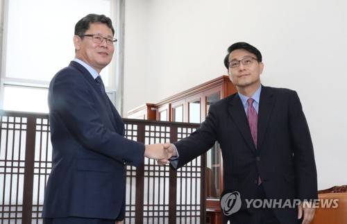 김연철 통일부장관과 악수하는 윤상현 외교통일위원장 (서울=연합뉴스) 하사헌 기자 = 윤상현 국회 외교통일위원장(오른쪽)이 10일 오전 국회에서 북한 현안과 관련해 김연철 통일부장관과 면담을 갖기에 앞서 악수하고 있다.  toadboy@yna.co.kr