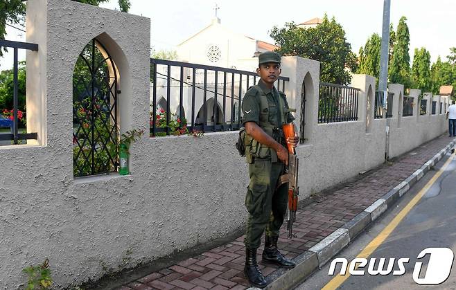 12일(현지시간) 테러에 대비해 성당 주변을 경계하고 있는 스리랑카 군 병력. © AFP=뉴스1