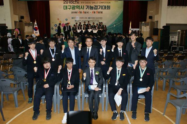 대구전자공고 학생이 지난해 기능경기대회에서 기념촬영했다. [자료:대구전자공업고등학교]