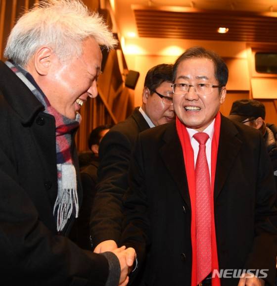 【서울=뉴시스】홍효식 기자 = 자유한국당 홍준표 전 대표가 30일 오후 서울 영등포구 여의도 The-K타워 그랜드홀에서 열린 자서전 '당랑의 꿈' 출판기념회에서 류석춘 전 혁신위원장과 악수하고 있다. 2019.01.30.   photo@newsis.com  <저작권자ⓒ 공감언론 뉴시스통신사. 무단전재-재배포 금지.>