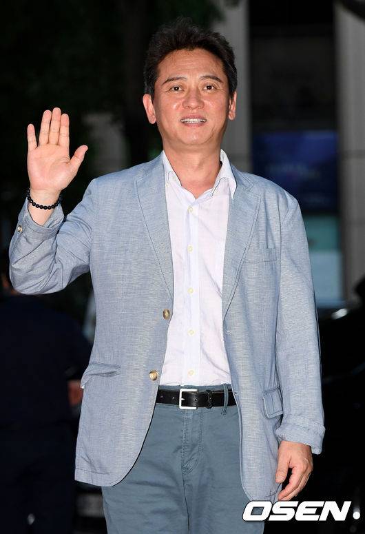 [OSEN=최규한 기자] 배우 김병옥이 26일 오후 서울 여의도의 한 식당에서 진행된 드라마 '김비서가 왜 그럴까' 종방연에 참석하며 포즈를 취하고 있다. /dreamer@osen.co.kr
