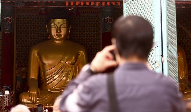 부처님오신날을 맞은 12일 서울 종로구 조계사를 찾은 시민들이 사진촬영을 하며 즐거운 시간을 보내고 있다. ⓒ고성준 기자