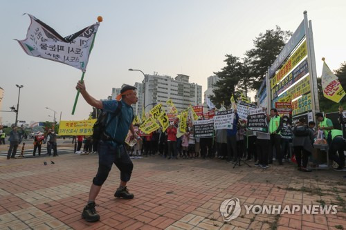 운정·일산·검단 주민 '3기 신도시 반대' (파주=연합뉴스) 임병식 기자 = 12일 경기도 파주시 운정행정복지센터 앞에서 고양 일산신도시 연합회와 파주 운정신도시 연합회, 인천 검단 신도시 연합회 주민들이 집회를 열고 3기 신도시 계획을 규탄하는 구호를 외치고 있다. 2019.5.12 andphotodo@yna.co.kr