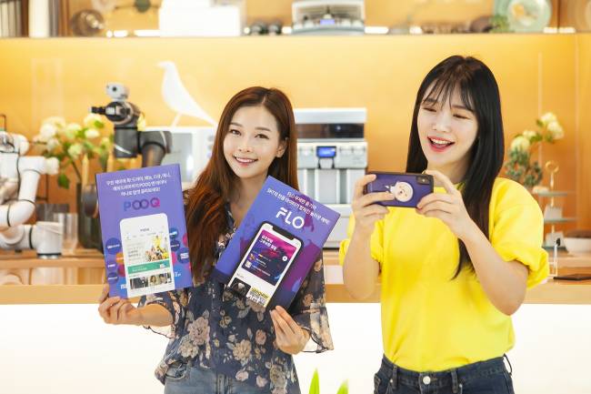 SK텔레콤 홍보모델들이 POOQ과 FLO를 데이터 무제한으로 즐길 수 있는월정액 부가서비스 ‘POOQ 앤 데이터’, ‘FLO 앤 데이터’를 소개하고 있는 모습 [SKT 제공]