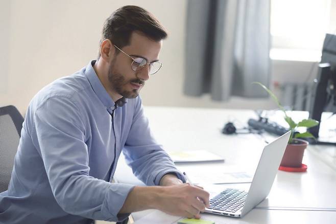 거북목과 앞으로 굽은 어깨(라운딩숄더) 증상은 컴퓨터를 오래 하는 현대인들의 고질병이다. 스포츠클라이밍은 이러한 증상 개선에도 큰 도움을 준다. 사진 셔터스톡.