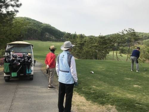 마샬캐디는 카트를 운전해주면서 홀을 설명해주는 것이 주 업무다.