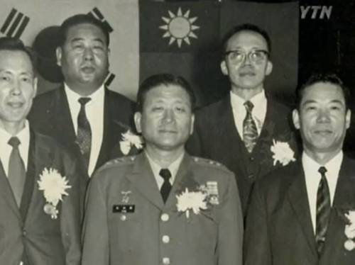 화교 종군기장 수여식에 참석한 주요 인사. 왼쪽부터 종군 화교 오중현, 유국화, 국방부 김재명 장군, 나아통, 위서방. [국가기록원 제공]