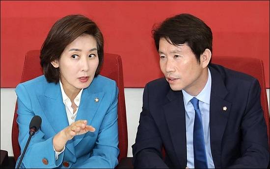 이인영 더불어민주당 신임 원내대표와 나경원 자유한국당 원내대표가 9일 국회 자유한국당 원내대표실에서 대화를 나누고 있다.(자료사진) ⓒ데일리안 박항구 기자