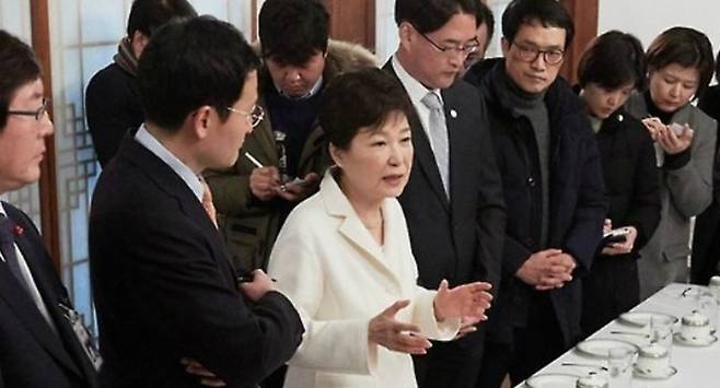 '박근혜 대통령 시절 송현정 기자'라고 잘못 알려지며 논란이 된 사진.