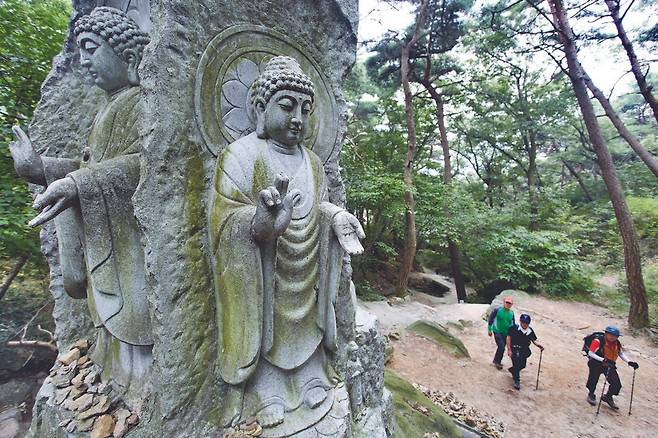 1983년 예산군 봉산면 화전리에서 발견된 백제시대 유일의 사면불을 그대로 재현해 만든 덕숭산의 사면석불. 사방에 약사불, 아미타불, 석가모니불, 미륵존불이 조각되어 있다.