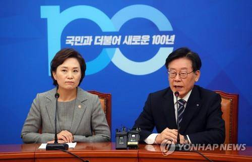 버스 요금 인상 관련 브리핑하는 이재명 (서울=연합뉴스) 김인철 기자 = 이재명 경기도 지사(오른쪽)가 14일 오후 여의도 국회 더불어민주당 당 대표 회의실에서 이해찬 대표, 김현미 국토교통부 장관과 버스 파업 관련 논의 후 브리핑을 하고 있다. 왼쪽은 김현미 국토교통부 장관. 2019.5.14