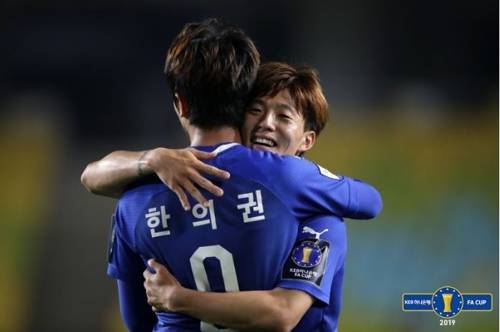 골을 넣은 후 한석희와 끌어안은 한의권 [대한축구협회 제공]