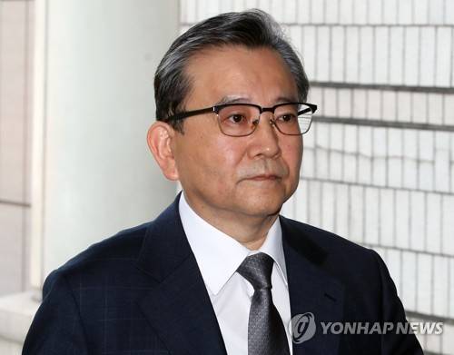 영장심사 법정 향하는 김학의 (서울=연합뉴스) 임헌정 기자 = 1억6천만원대 뇌물수수·성접대 혐의를 받는 김학의 전 법무부 차관이 16일 오전 서울 서초구 서울중앙지법에서 열린 구속 전 피의자 심문(영장실질심사)에 출석하기 위해 법정으로 향하고 있다. 2019.5.16 kane@yna.co.kr