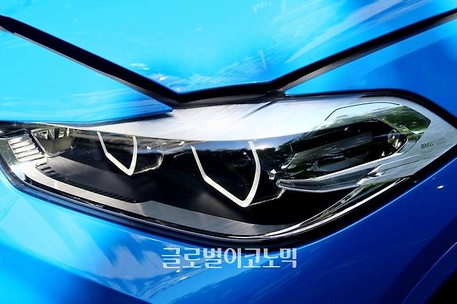 지난해 하반기 선보인 BMW SAV X2가 출시 반년만에 더 강력해졌다. 전면 헤드라이트 등에는 BMW의 LED 기술이 대거 적용됐다.