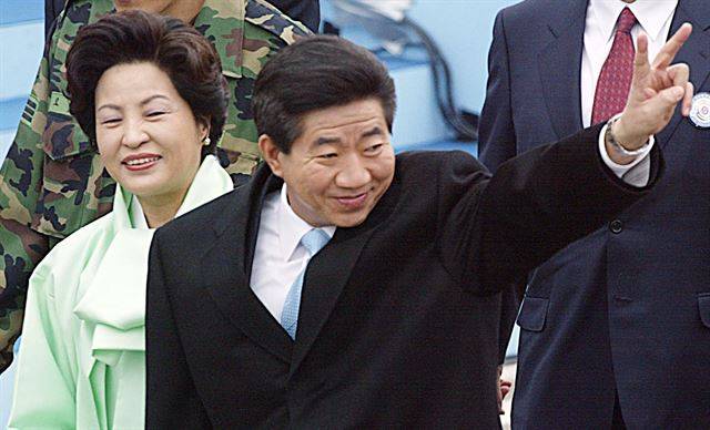 노무현 대통령 당선인이 2002년 2월 25일 대통령 취임식이 열리는 서울 여의도 국회로 들어서며 환호하는 시민들에게 V자를 그리며 인사하고 있다. 한국일보 자료사진