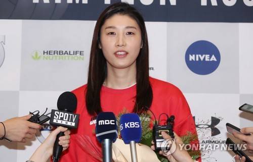 '챔프전 준우승' 김연경 귀국 (영종도=연합뉴스) 진연수 기자 = '배구 여제' 김연경(엑자시바시)이 8일 오후 인천국제공항을 통해 입국하며 취재진 질문에 답하고 있다. 2018-2019 터키 여자프로배구 챔피언결정전을 준우승으로 시즌을 마친 김연경은 당분간 휴식을 취한 뒤 VNL 3주 차인 6월 초 대표팀에 합류할 예정이다. 2019.5.8 jin90@yna.co.kr