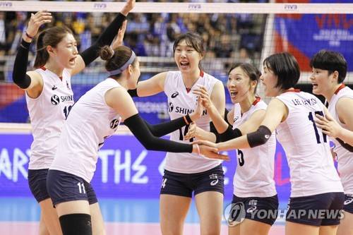 2018년 VNL에 참가한 여자배구 대표팀 선수들 (서울=연합뉴스) 김연경(터키 엑자시바시), 양효진(현대건설), 김수지(IBK기업은행)가 복귀한 한국 여자배구 대표팀이 '난적' 태국을 꺾고 발리볼네이션스리그(VNL) 4연패에서 탈출했다.       차해원 감독이 이끄는 대표팀(세계랭킹 10위)은 5일 태국 나콘 랏차시마의 꼬랏 찻차이홀에서 열린 2018 국제배구연맹(FIVB) 여자 VNL 4주차 15조 1차전에서 태국(16위)을 세트 스코어 3-1(25-16 25-18 20-25 26-24)로 제압했다. 2018.6.6    [국제배구연맹(FIVB) 제공=연합뉴스] photo@yna.co.kr