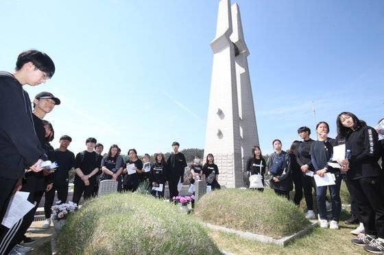 5ㆍ18 광주민주화운동 39주년 기념식을 하루 앞둔 17일 학생들이 광주 북구 운정동 국립5ㆍ18민주묘지에서 참배하고 있다. 프리랜서 장정필