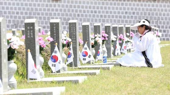 5ㆍ18광주민주화운동 39주년 기념식을 하루 앞둔 17일 광주 북구 운정동 국립5ㆍ18민주묘지 에서 유족이 참배하고 있다. 프리랜서 장정필